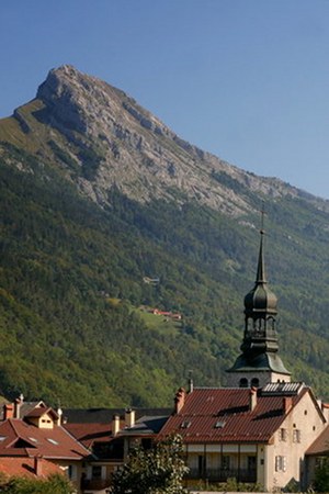 Le clocher de Thônes et le mont Lachat